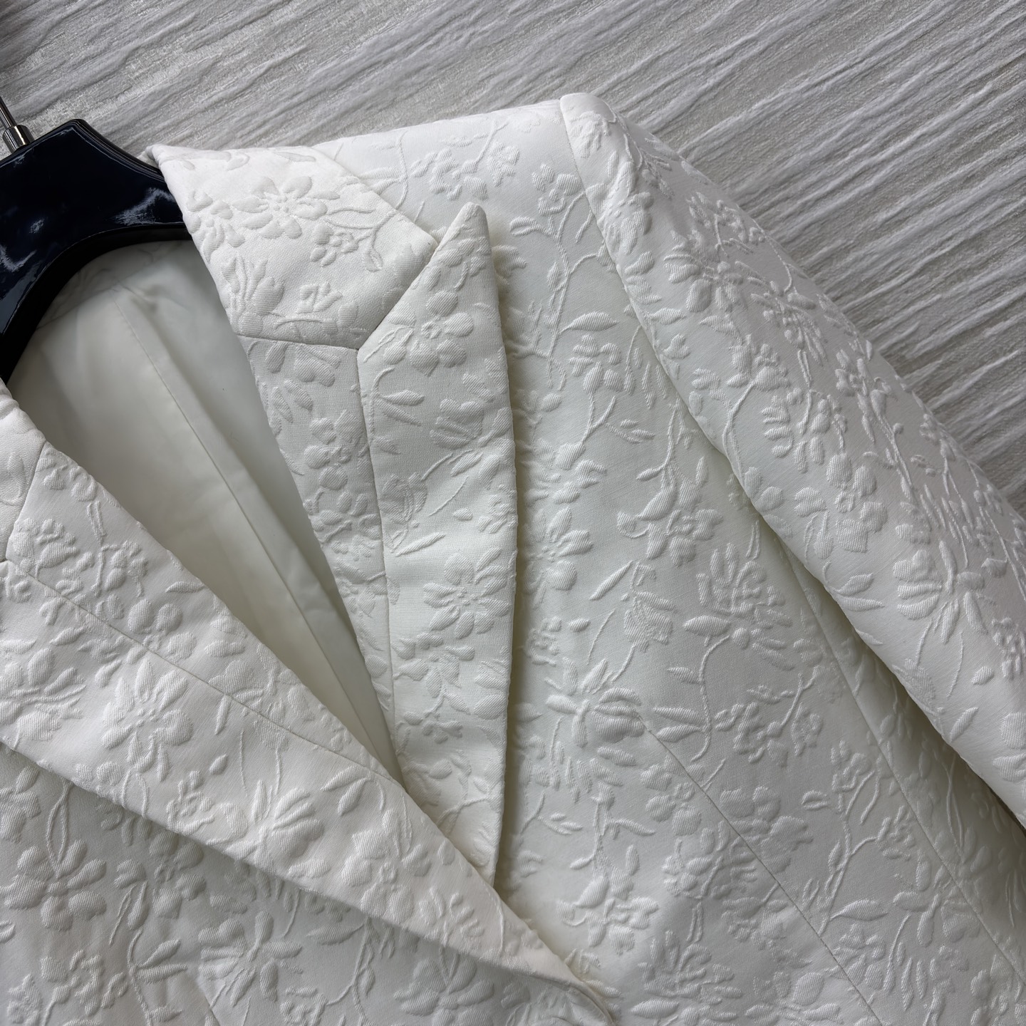 D家白色西装 自带暗纹肌理的面料精致又显贵 收腰剪裁刚好勾勒出利落线条 不管搭裙装还是裤装 都能轻松拿捏