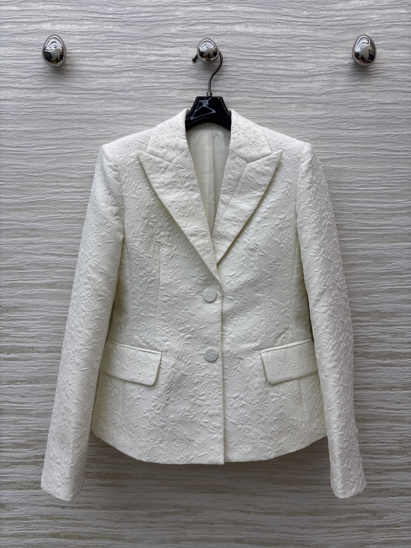 D家白色西装 自带暗纹肌理的面料精致又显贵 收腰剪裁刚好勾勒出利落线条 不管搭裙装还是裤装 都能轻松拿捏