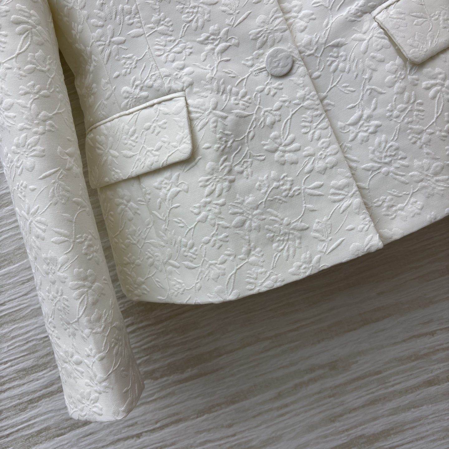 D家白色西装 自带暗纹肌理的面料精致又显贵 收腰剪裁刚好勾勒出利落线条 不管搭裙装还是裤装 都能轻松拿捏