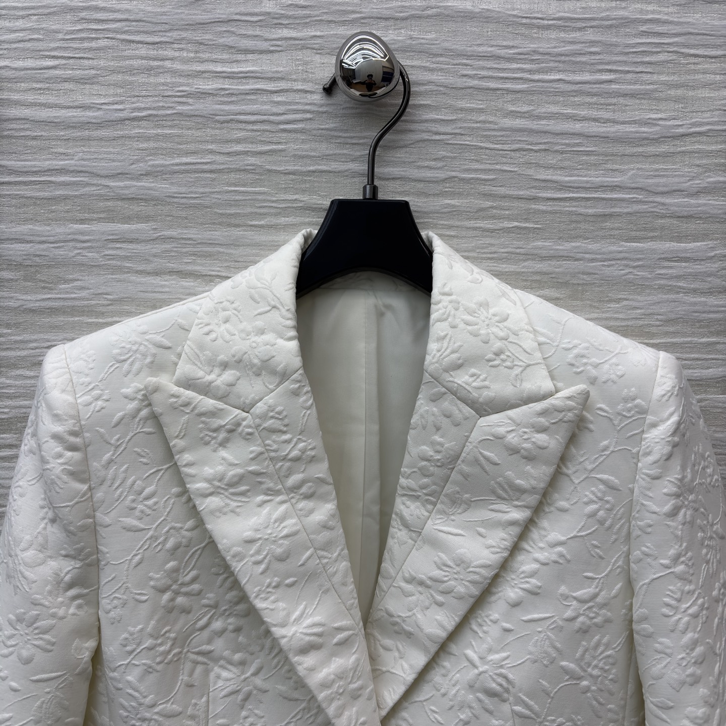 D家白色西装 自带暗纹肌理的面料精致又显贵 收腰剪裁刚好勾勒出利落线条 不管搭裙装还是裤装 都能轻松拿捏