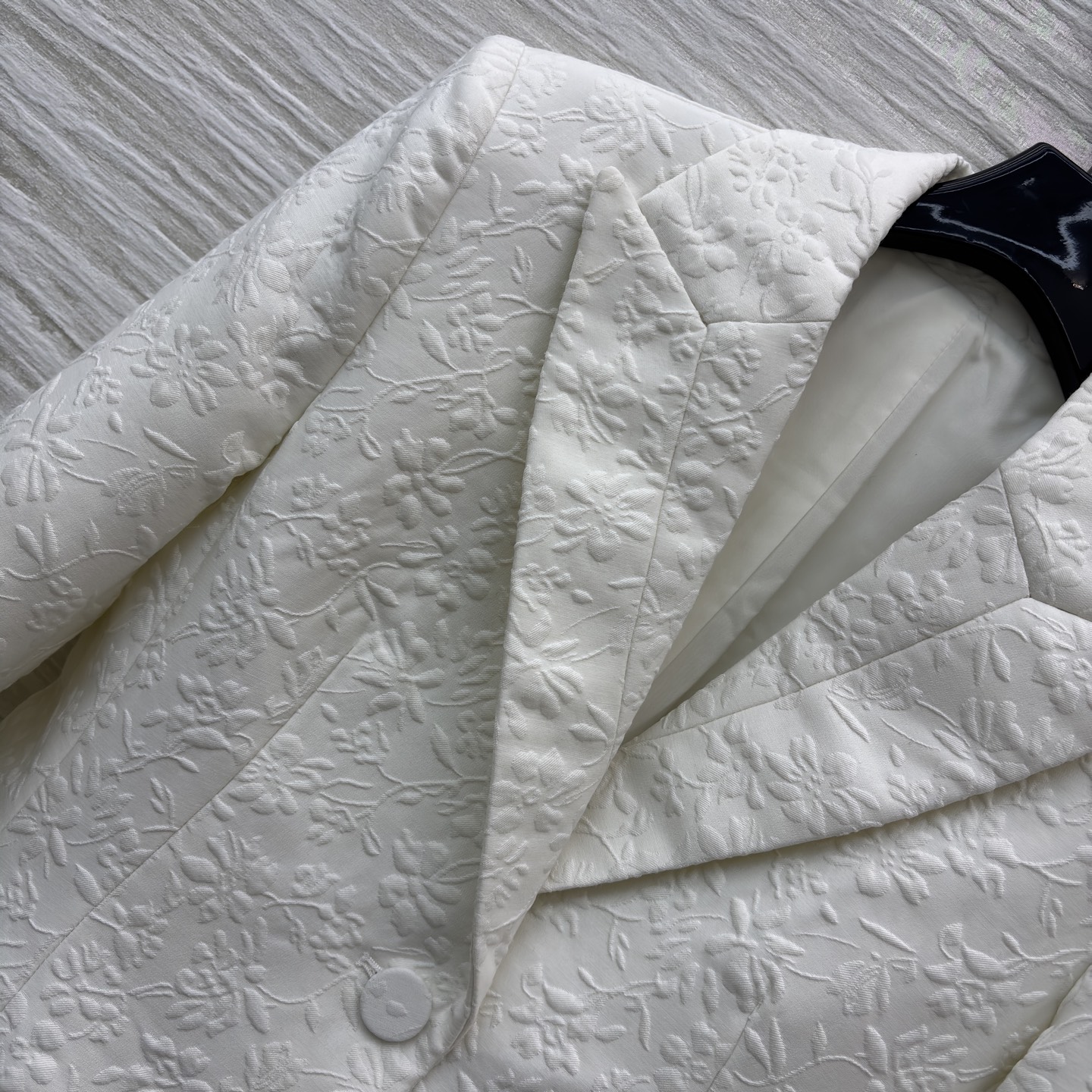 D家白色西装 自带暗纹肌理的面料精致又显贵 收腰剪裁刚好勾勒出利落线条 不管搭裙装还是裤装 都能轻松拿捏