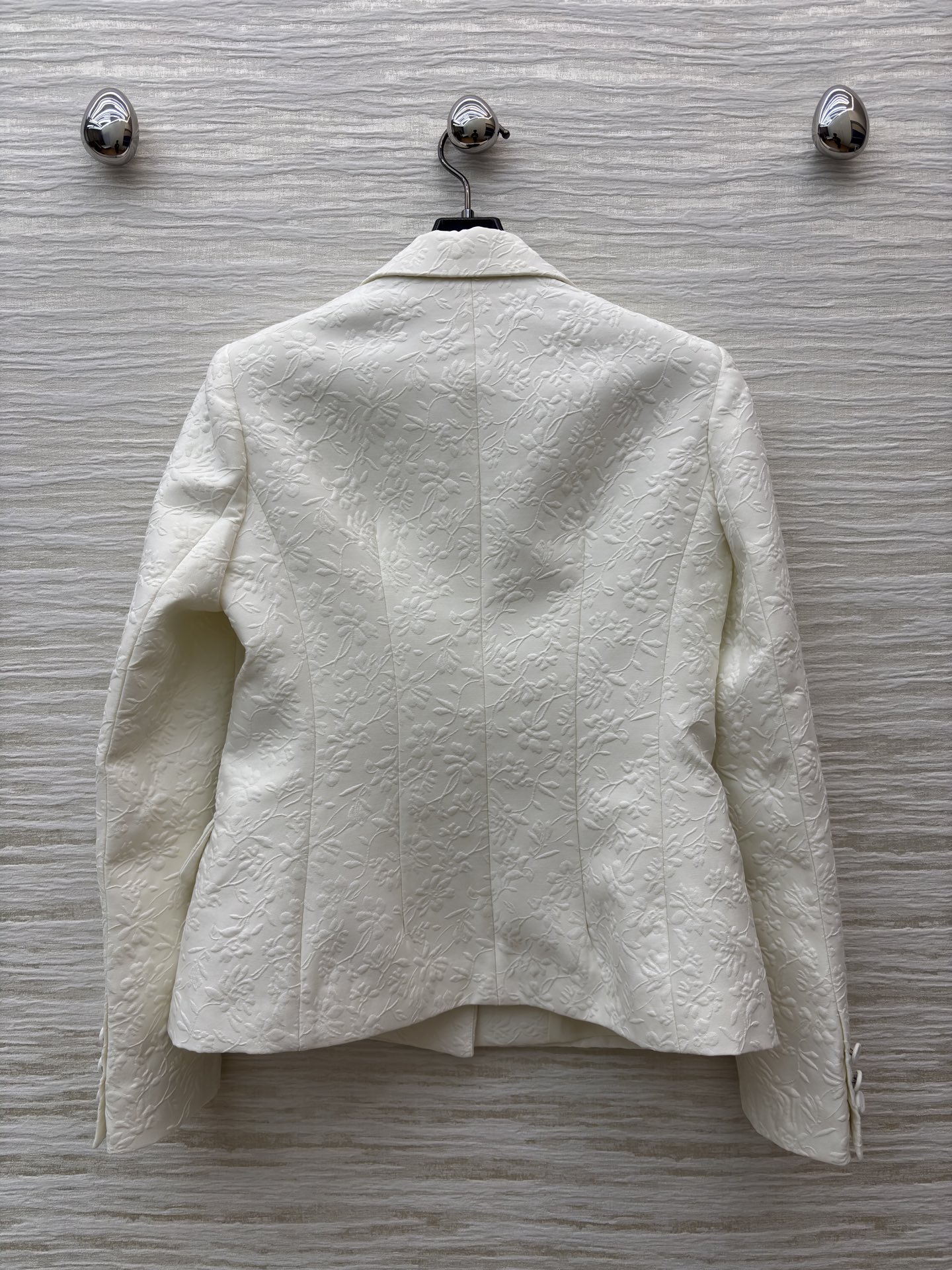 D家白色西装 自带暗纹肌理的面料精致又显贵 收腰剪裁刚好勾勒出利落线条 不管搭裙装还是裤装 都能轻松拿捏