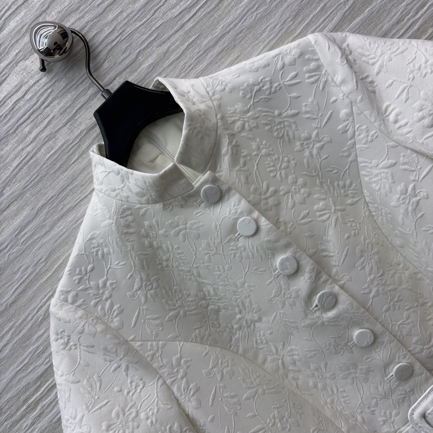 D家白色立领连衣裙 自带贵气buff！提花肌理精致又有质感 收腰腰带刚好掐出优越比例 短袖大裙摆适配各种