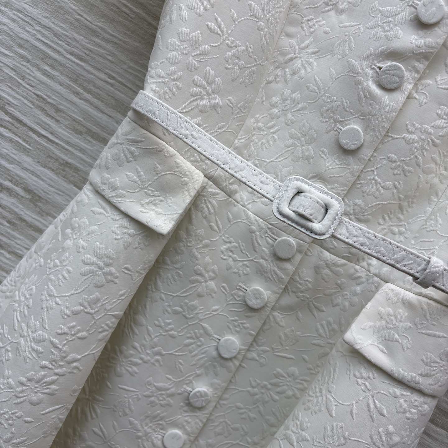 D家白色立领连衣裙 自带贵气buff！提花肌理精致又有质感 收腰腰带刚好掐出优越比例 短袖大裙摆适配各种