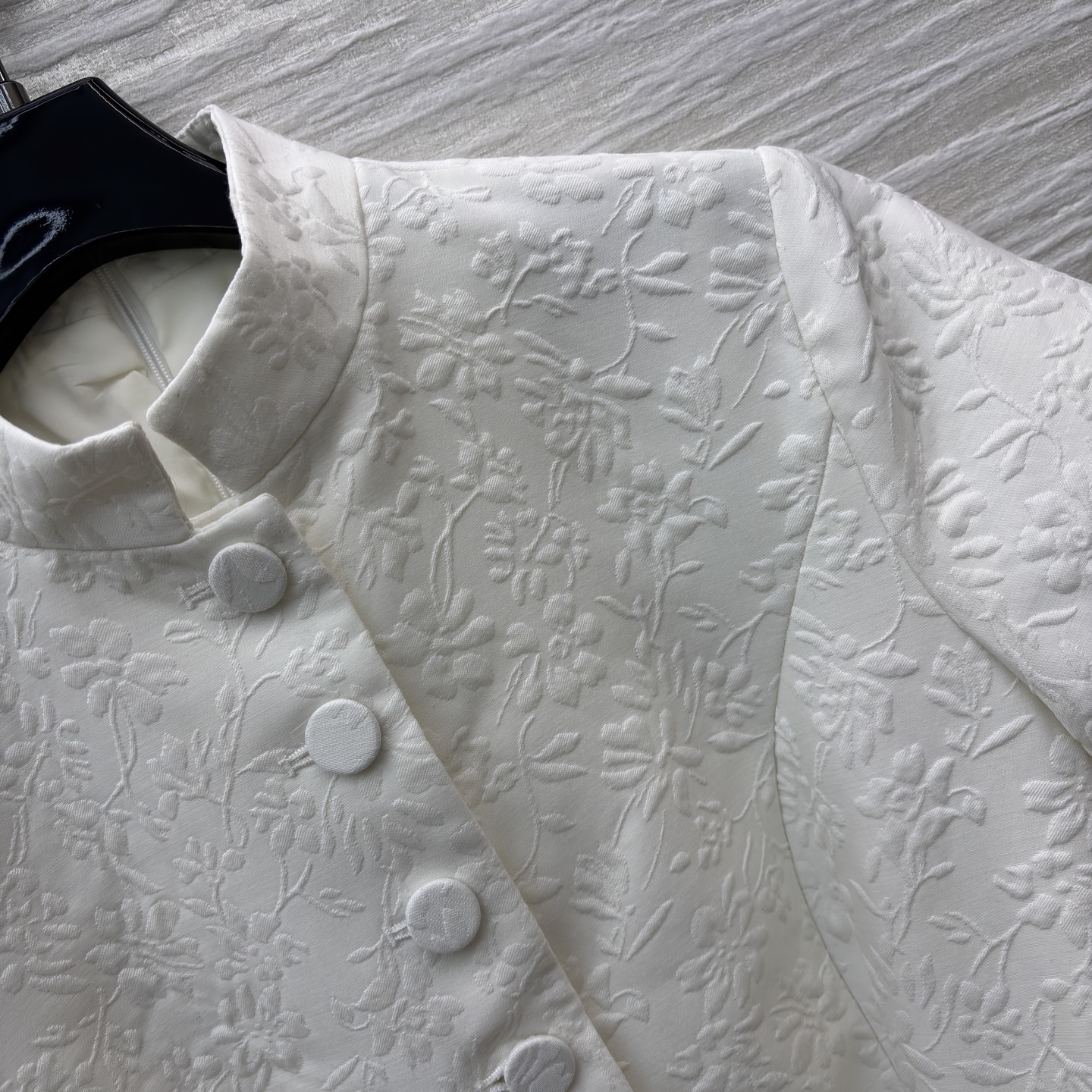 D家白色立领连衣裙 自带贵气buff！提花肌理精致又有质感 收腰腰带刚好掐出优越比例 短袖大裙摆适配各种