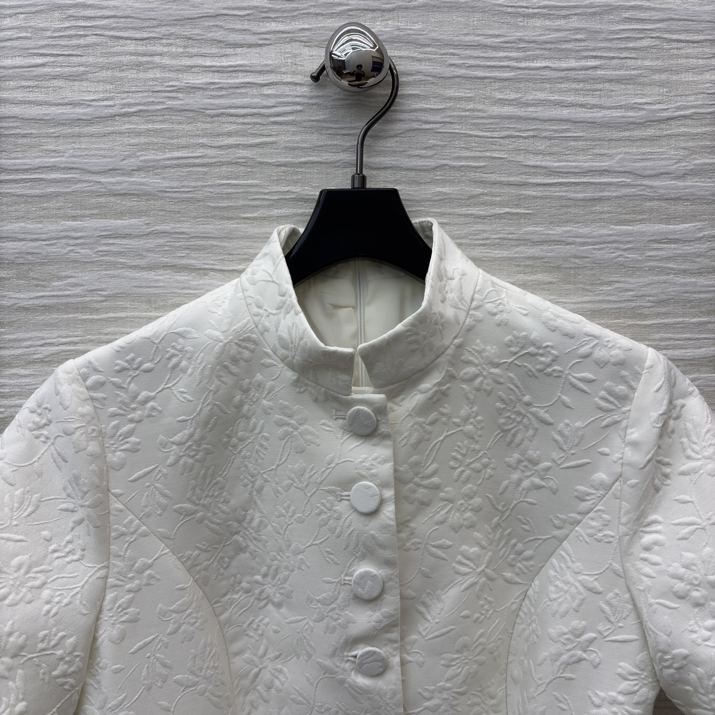 D家白色立领连衣裙 自带贵气buff！提花肌理精致又有质感 收腰腰带刚好掐出优越比例 短袖大裙摆适配各种