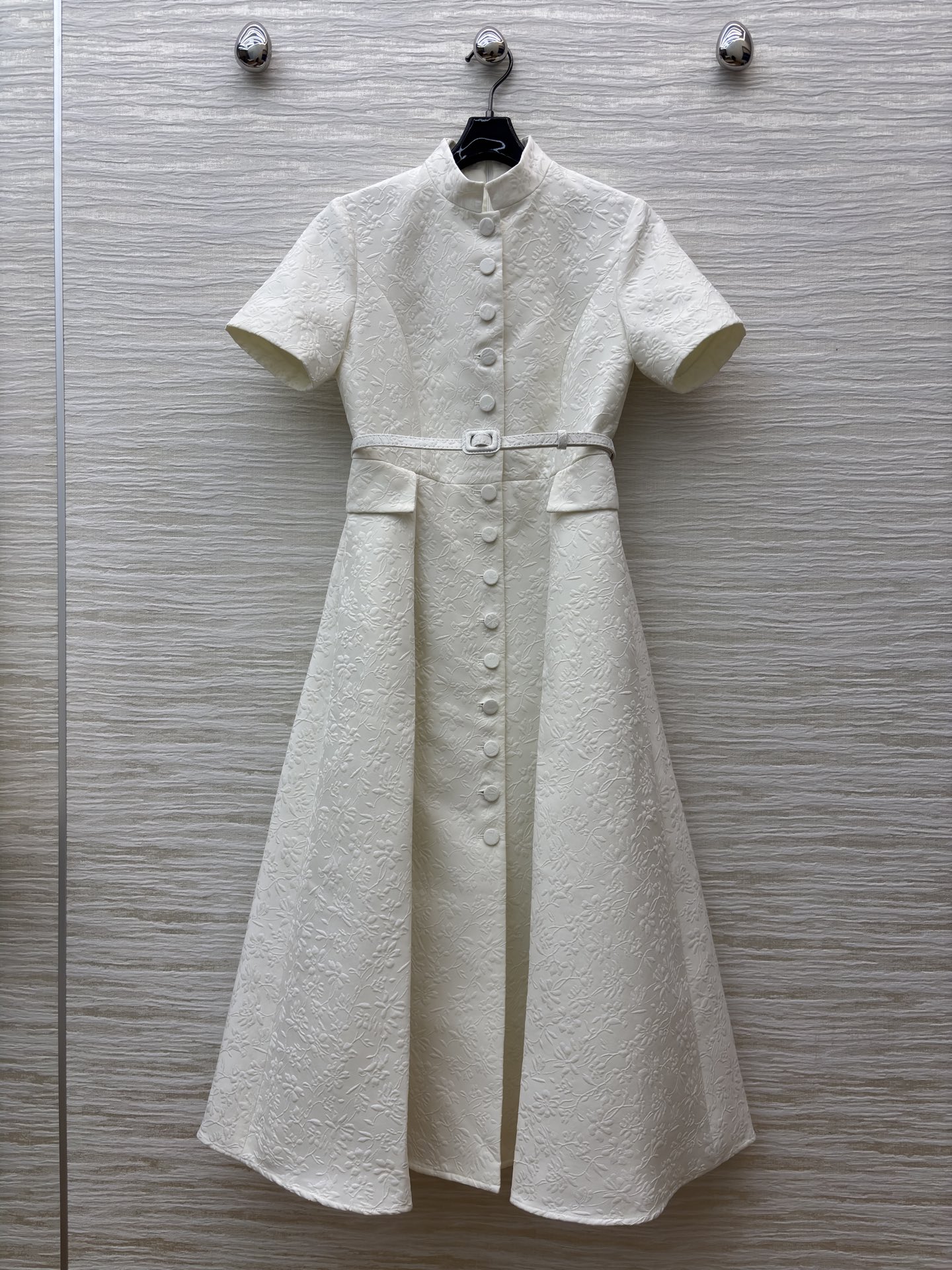 D家白色立领连衣裙 自带贵气buff！提花肌理精致又有质感 收腰腰带刚好掐出优越比例 短袖大裙摆适配各种