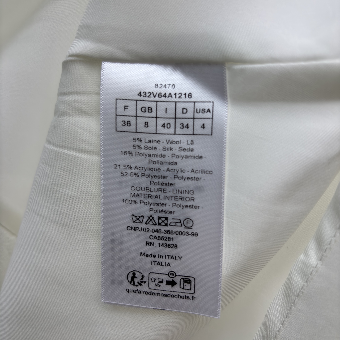 D家白色立领连衣裙 自带贵气buff！提花肌理精致又有质感 收腰腰带刚好掐出优越比例 短袖大裙摆适配各种