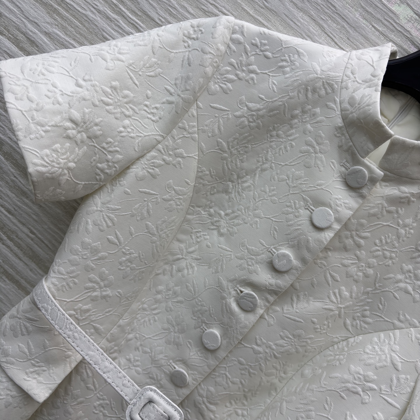 D家白色立领连衣裙 自带贵气buff！提花肌理精致又有质感 收腰腰带刚好掐出优越比例 短袖大裙摆适配各种