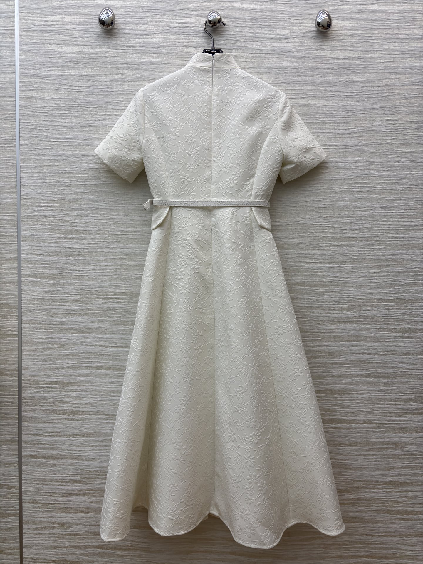 D家白色立领连衣裙 自带贵气buff！提花肌理精致又有质感 收腰腰带刚好掐出优越比例 短袖大裙摆适配各种