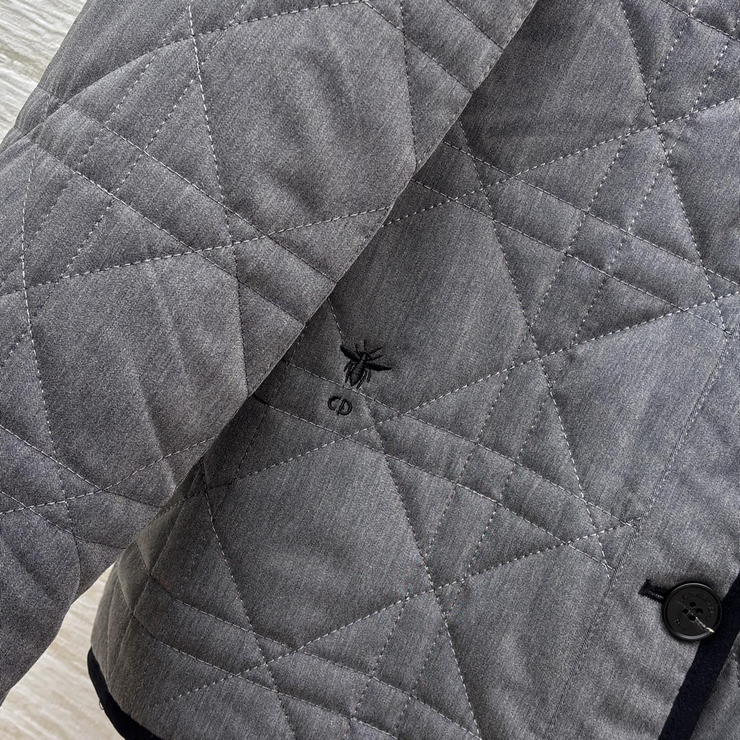 D家菱格绗缝外套 灰调质感自带高级滤镜 极简V领搭配撞色包边利落又有细节 直接把秋日松弛感焊在身上~ S