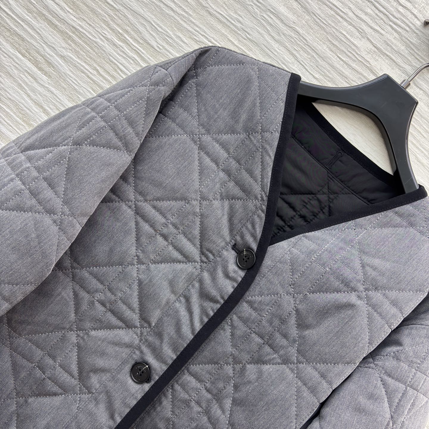 D家菱格绗缝外套 灰调质感自带高级滤镜 极简V领搭配撞色包边利落又有细节 直接把秋日松弛感焊在身上~ S