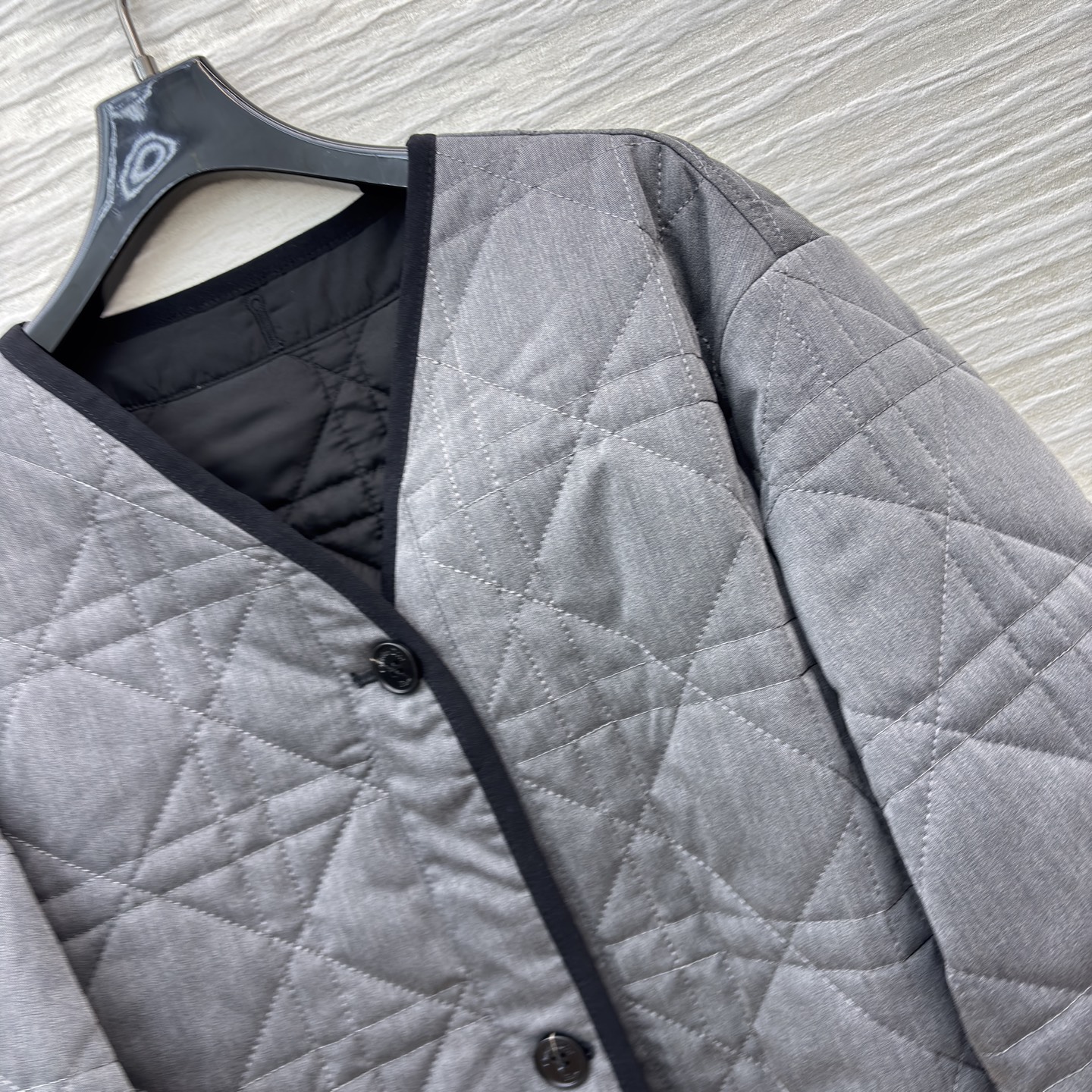 D家菱格绗缝外套 灰调质感自带高级滤镜 极简V领搭配撞色包边利落又有细节 直接把秋日松弛感焊在身上~ S