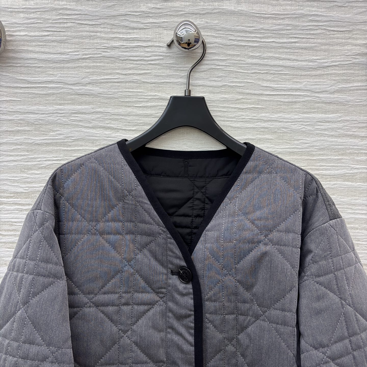 D家菱格绗缝外套 灰调质感自带高级滤镜 极简V领搭配撞色包边利落又有细节 直接把秋日松弛感焊在身上~ S