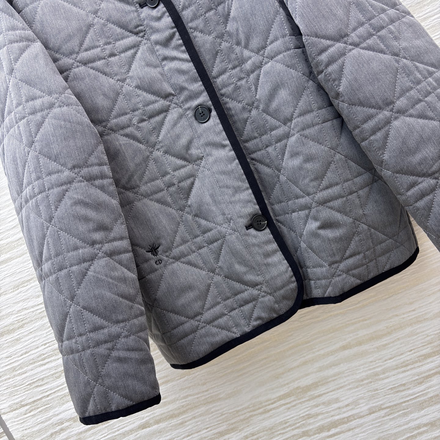 D家菱格绗缝外套 灰调质感自带高级滤镜 极简V领搭配撞色包边利落又有细节 直接把秋日松弛感焊在身上~ S