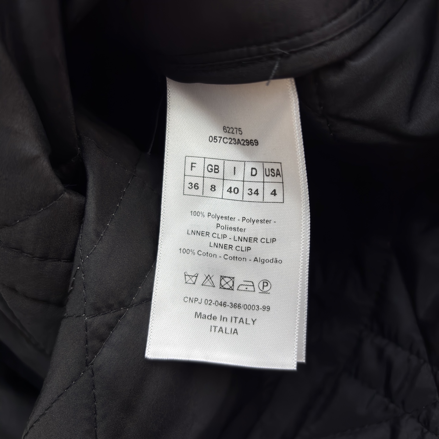 D家菱格绗缝外套 灰调质感自带高级滤镜 极简V领搭配撞色包边利落又有细节 直接把秋日松弛感焊在身上~ S