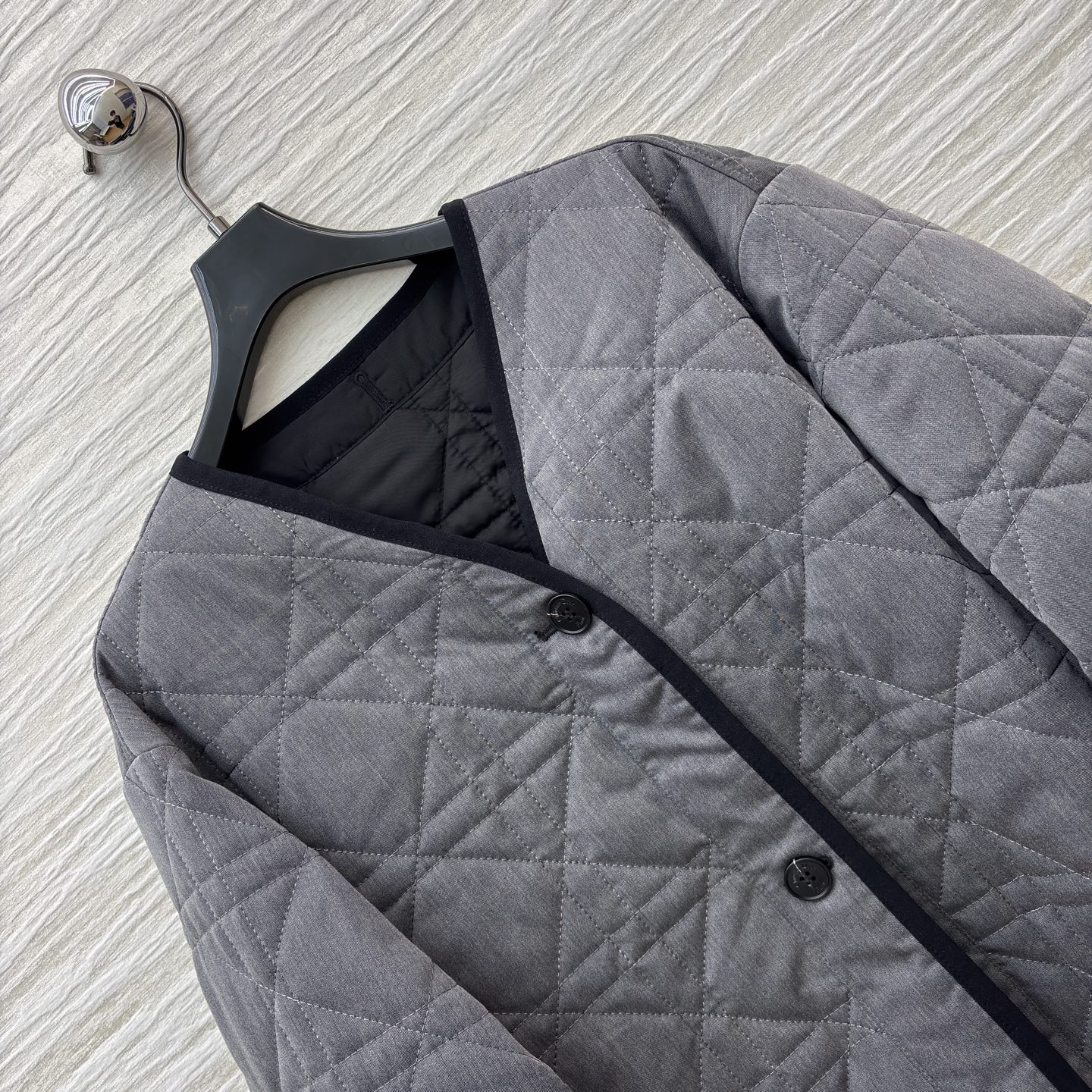 D家菱格绗缝外套 灰调质感自带高级滤镜 极简V领搭配撞色包边利落又有细节 直接把秋日松弛感焊在身上~ S