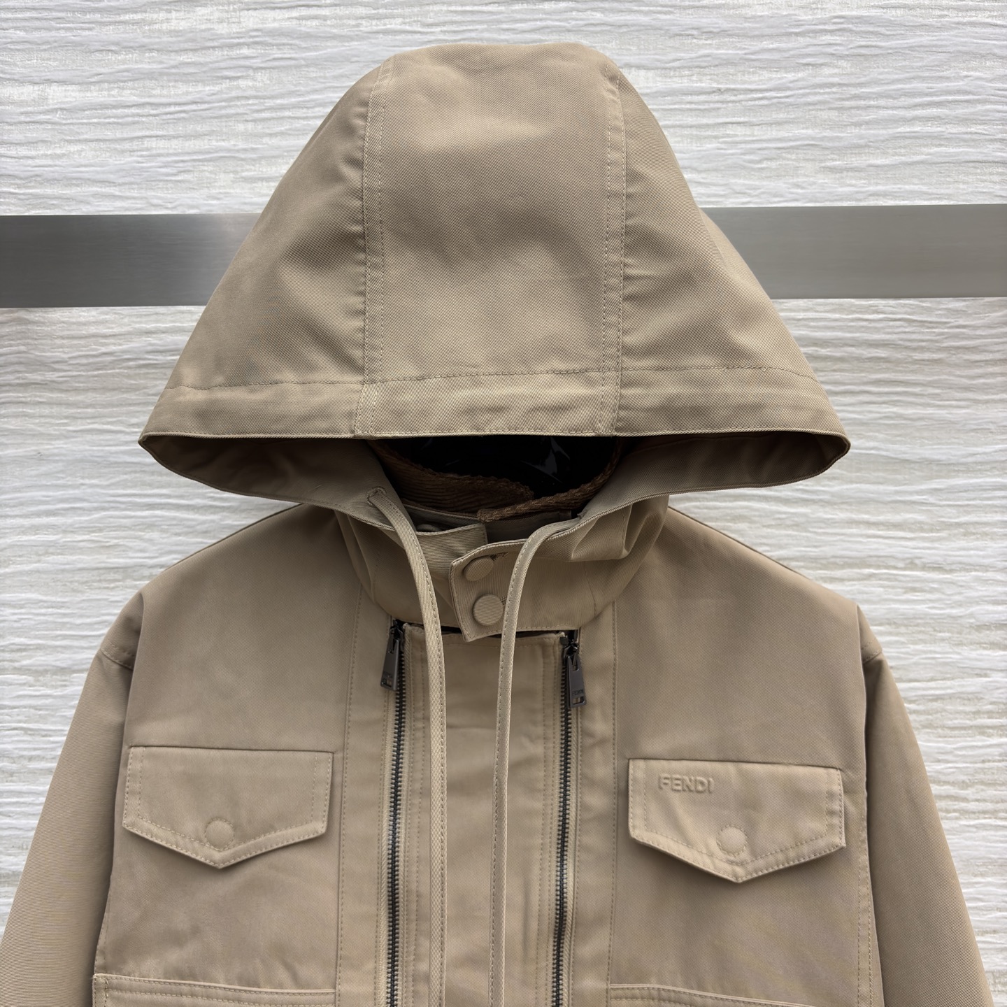 FD25系列 连帽风衣外套 灯芯绒翻领 双条拉链门禁设计 风衣和工装的缠绵 灯芯绒领像旧时光的温度 兜住