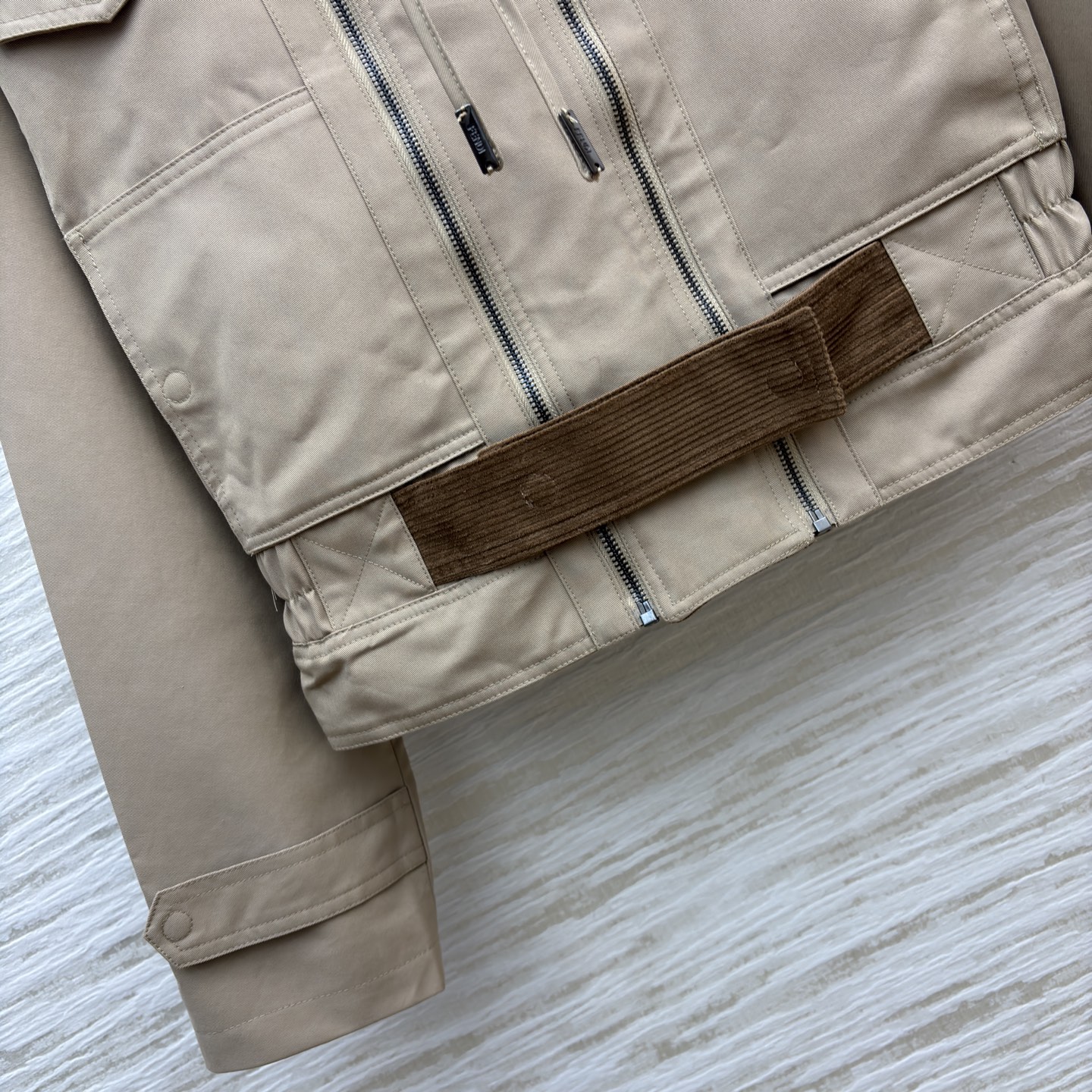 FD25系列 连帽风衣外套 灯芯绒翻领 双条拉链门禁设计 风衣和工装的缠绵 灯芯绒领像旧时光的温度 兜住