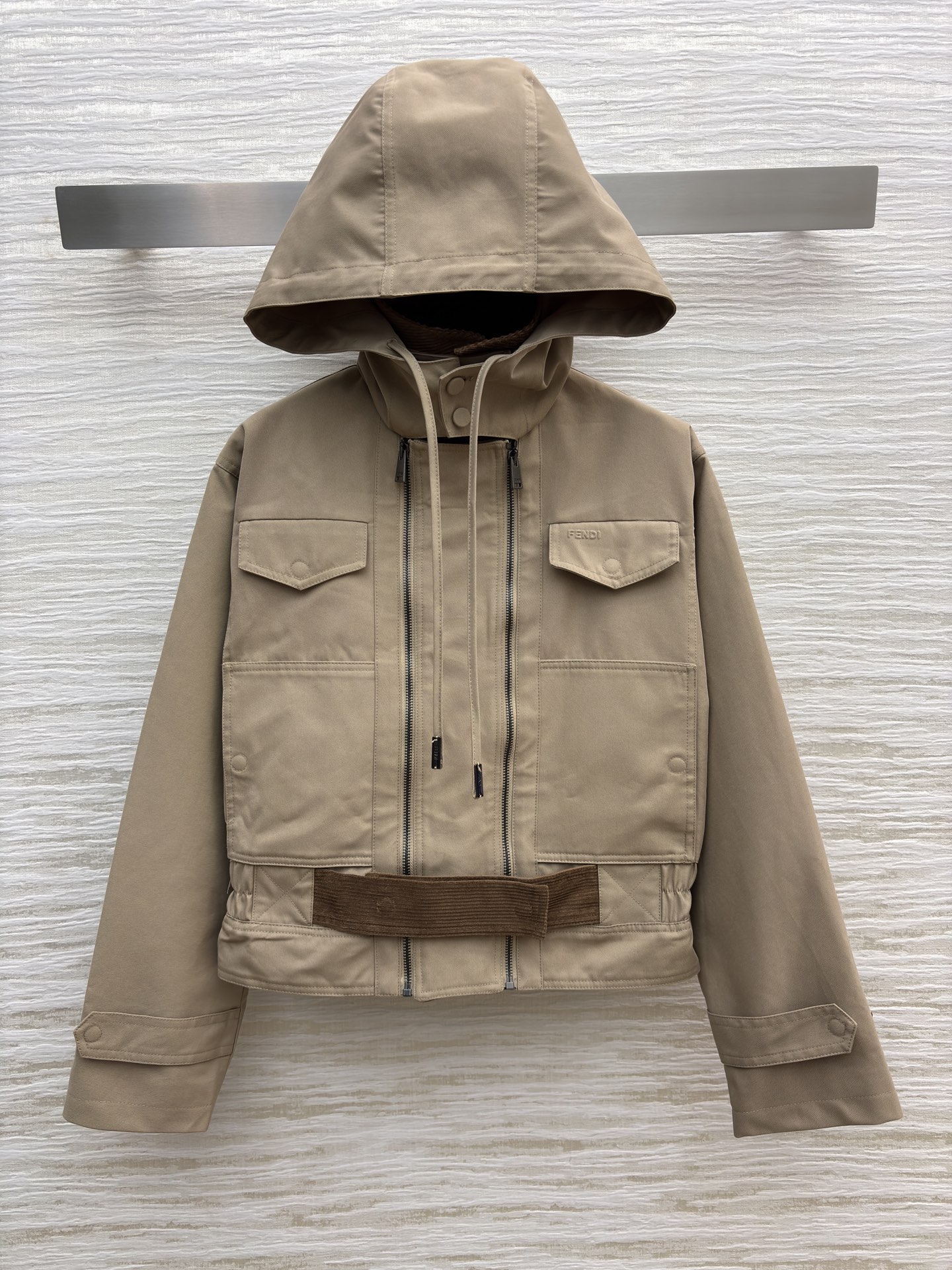 FD25系列 连帽风衣外套 灯芯绒翻领 双条拉链门禁设计 风衣和工装的缠绵 灯芯绒领像旧时光的温度 兜住