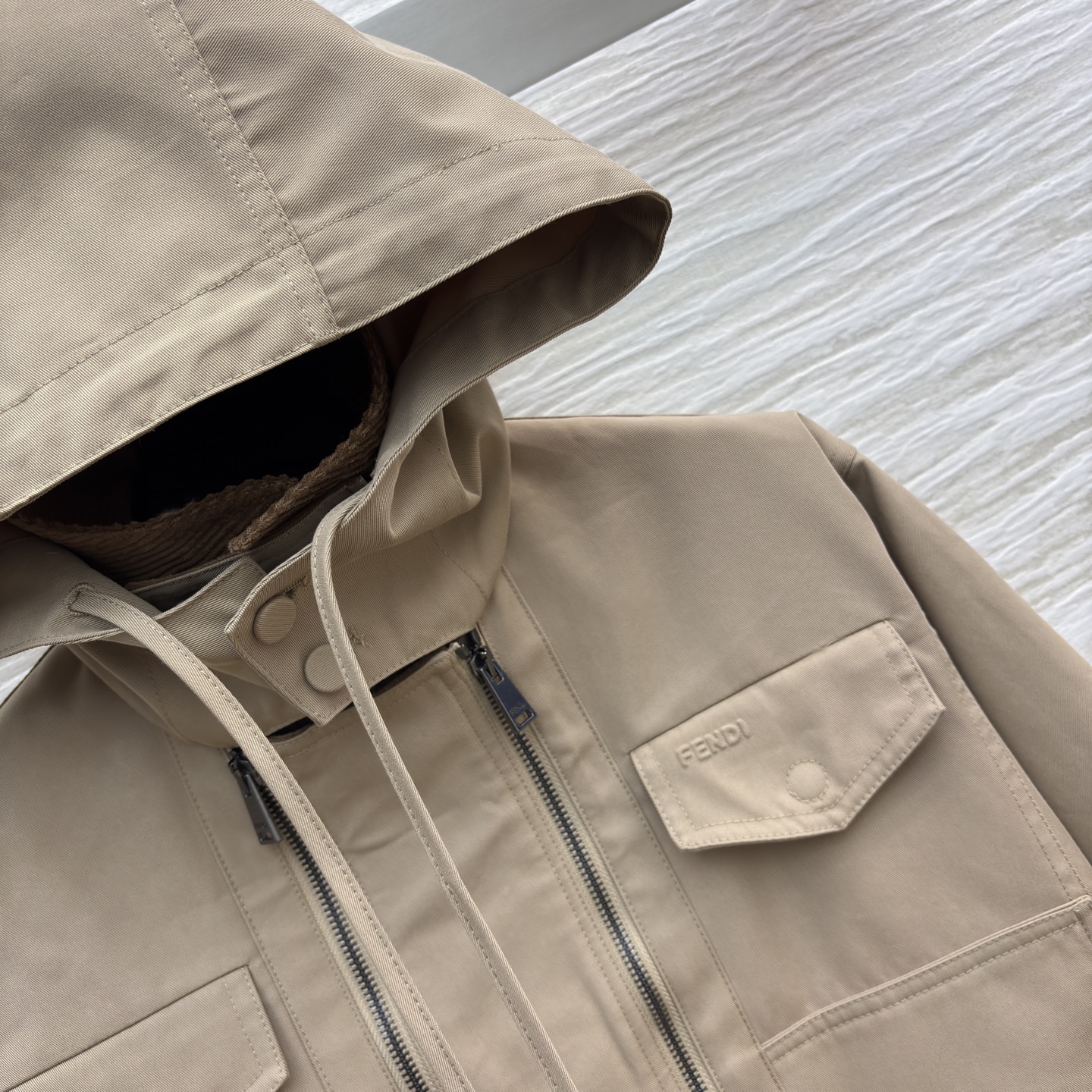 FD25系列 连帽风衣外套 灯芯绒翻领 双条拉链门禁设计 风衣和工装的缠绵 灯芯绒领像旧时光的温度 兜住