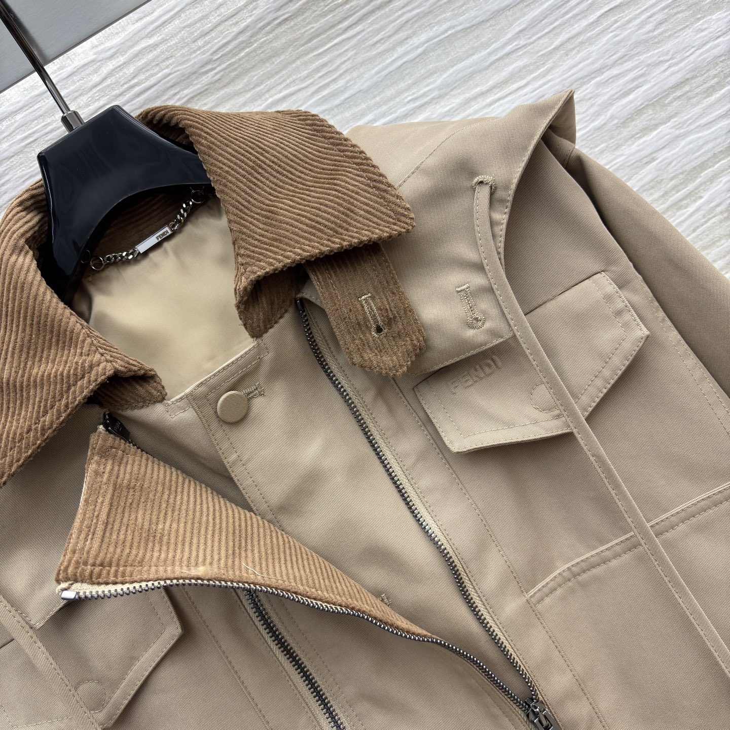 FD25系列 连帽风衣外套 灯芯绒翻领 双条拉链门禁设计 风衣和工装的缠绵 灯芯绒领像旧时光的温度 兜住