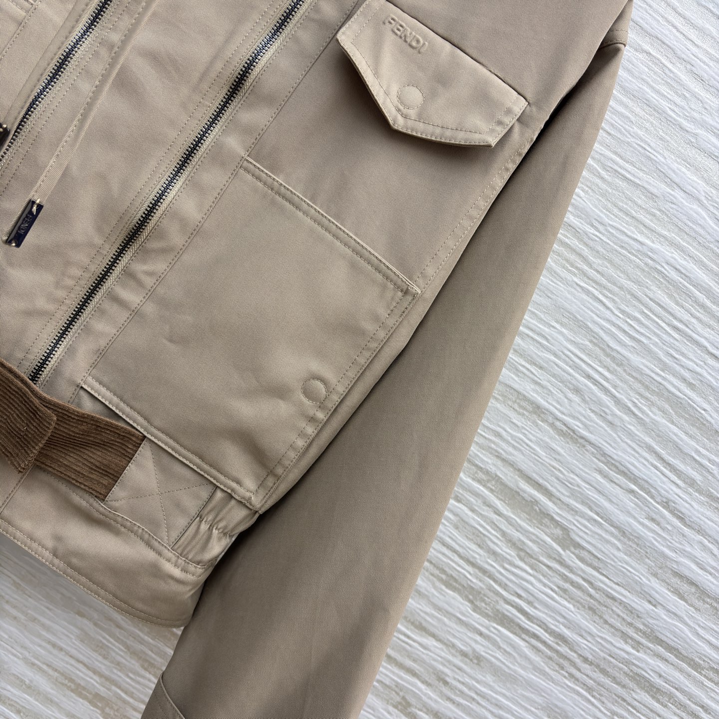 FD25系列 连帽风衣外套 灯芯绒翻领 双条拉链门禁设计 风衣和工装的缠绵 灯芯绒领像旧时光的温度 兜住