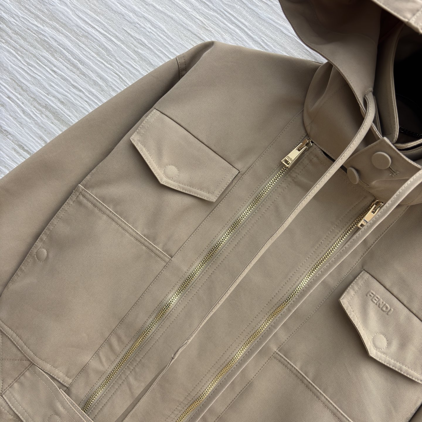 FD25系列 拼皮领连帽风衣外套 拼皮翻领 双条拉链门禁设计 风衣和工装的缠绵 兜住秋日里不刻意的时髦 