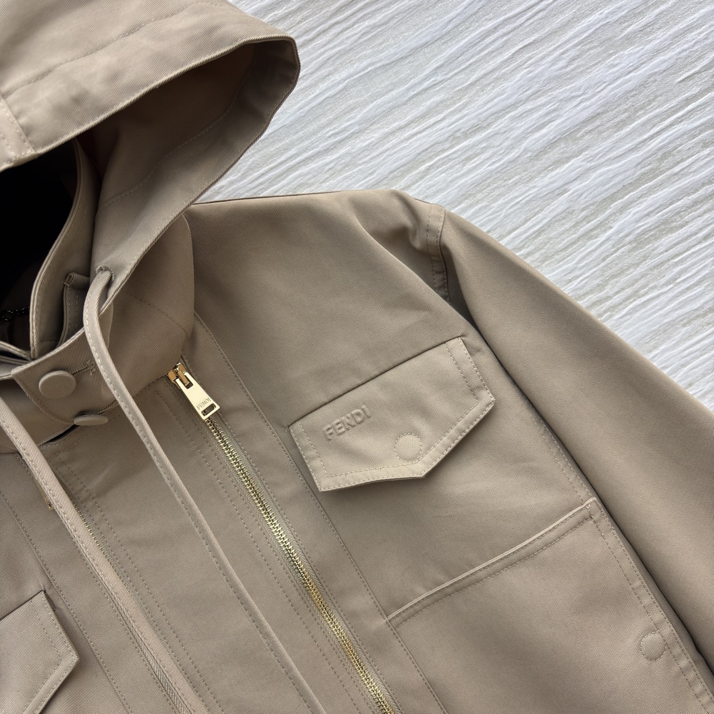 FD25系列 拼皮领连帽风衣外套 拼皮翻领 双条拉链门禁设计 风衣和工装的缠绵 兜住秋日里不刻意的时髦 