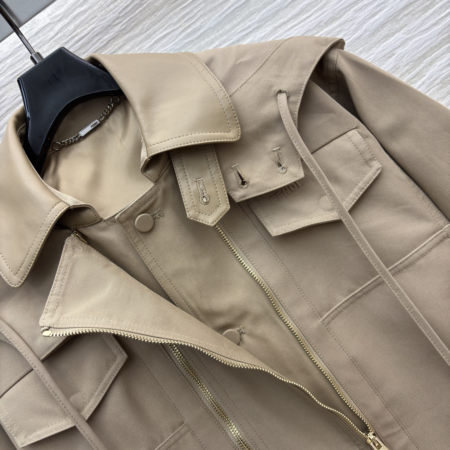 FD25系列 拼皮领连帽风衣外套 拼皮翻领 双条拉链门禁设计 风衣和工装的缠绵 兜住秋日里不刻意的时髦 