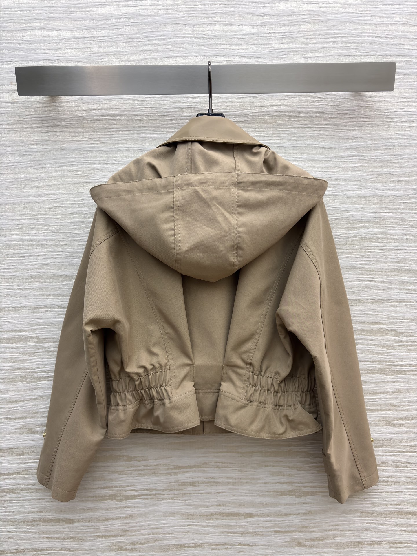 FD25系列 拼皮领连帽风衣外套 拼皮翻领 双条拉链门禁设计 风衣和工装的缠绵 兜住秋日里不刻意的时髦 