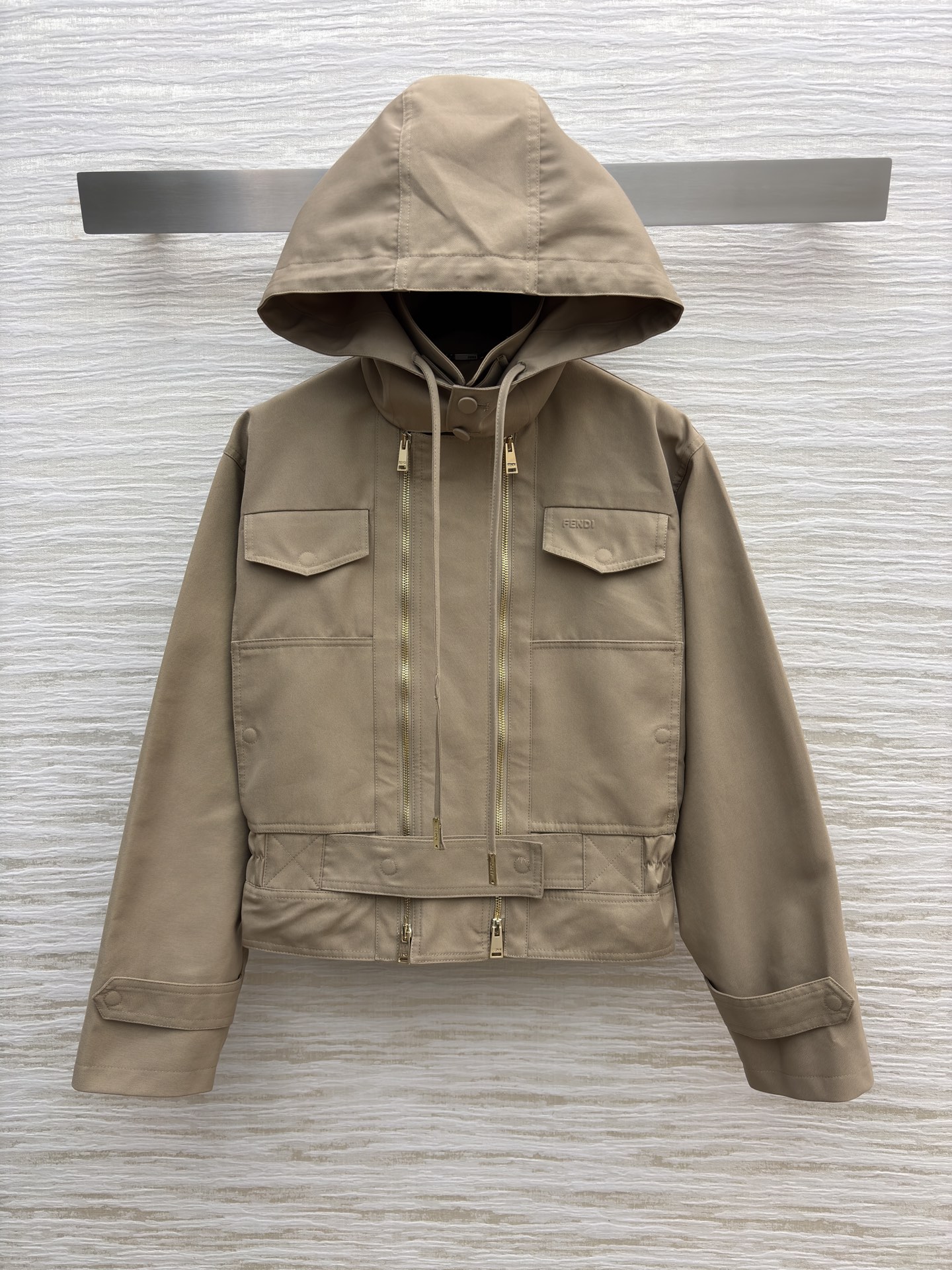 FD25系列 拼皮领连帽风衣外套 拼皮翻领 双条拉链门禁设计 风衣和工装的缠绵 兜住秋日里不刻意的时髦 