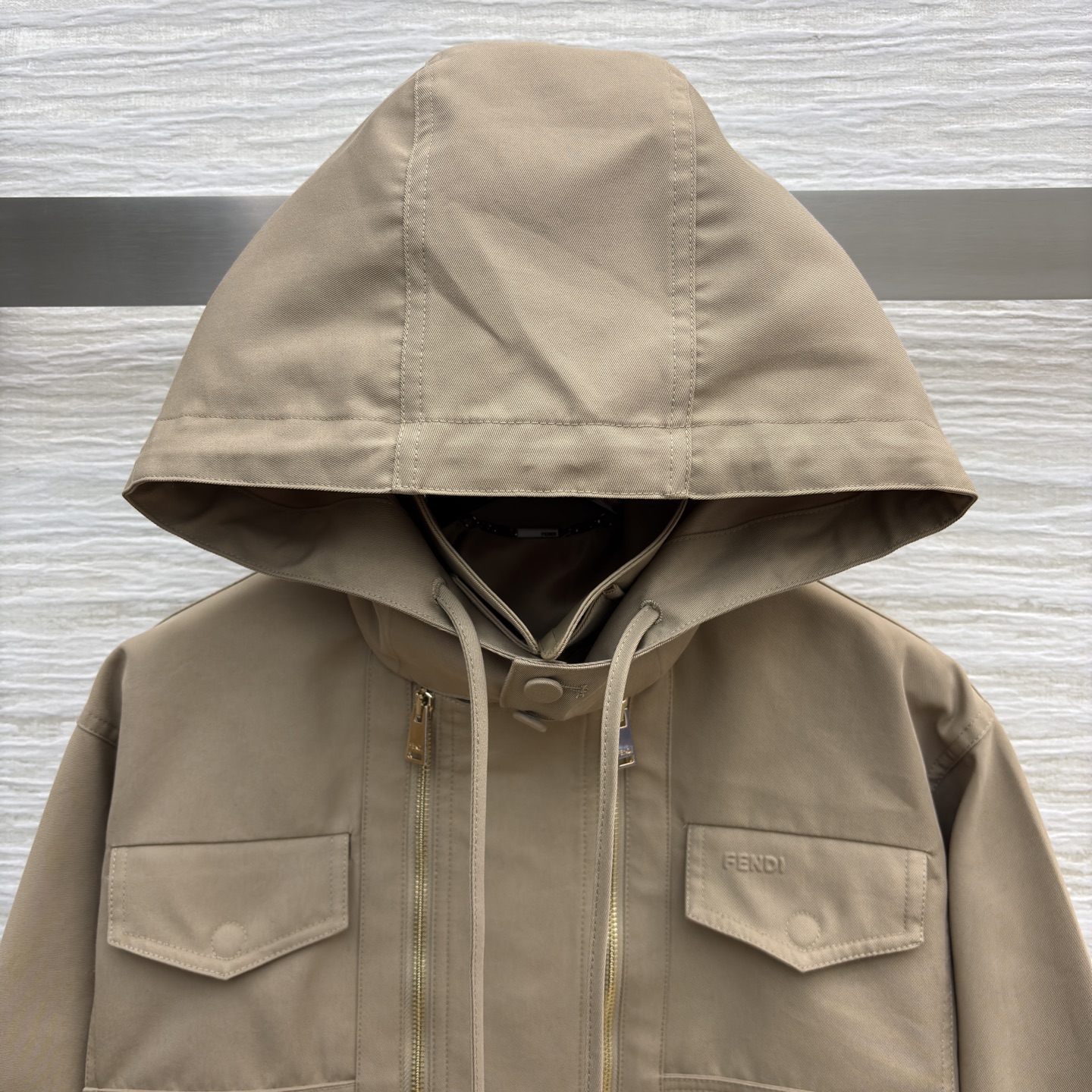 FD25系列 拼皮领连帽风衣外套 拼皮翻领 双条拉链门禁设计 风衣和工装的缠绵 兜住秋日里不刻意的时髦 