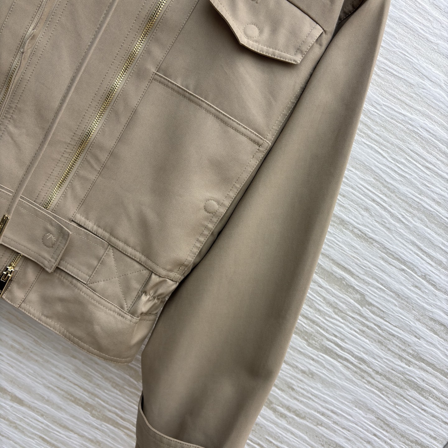 FD25系列 拼皮领连帽风衣外套 拼皮翻领 双条拉链门禁设计 风衣和工装的缠绵 兜住秋日里不刻意的时髦 