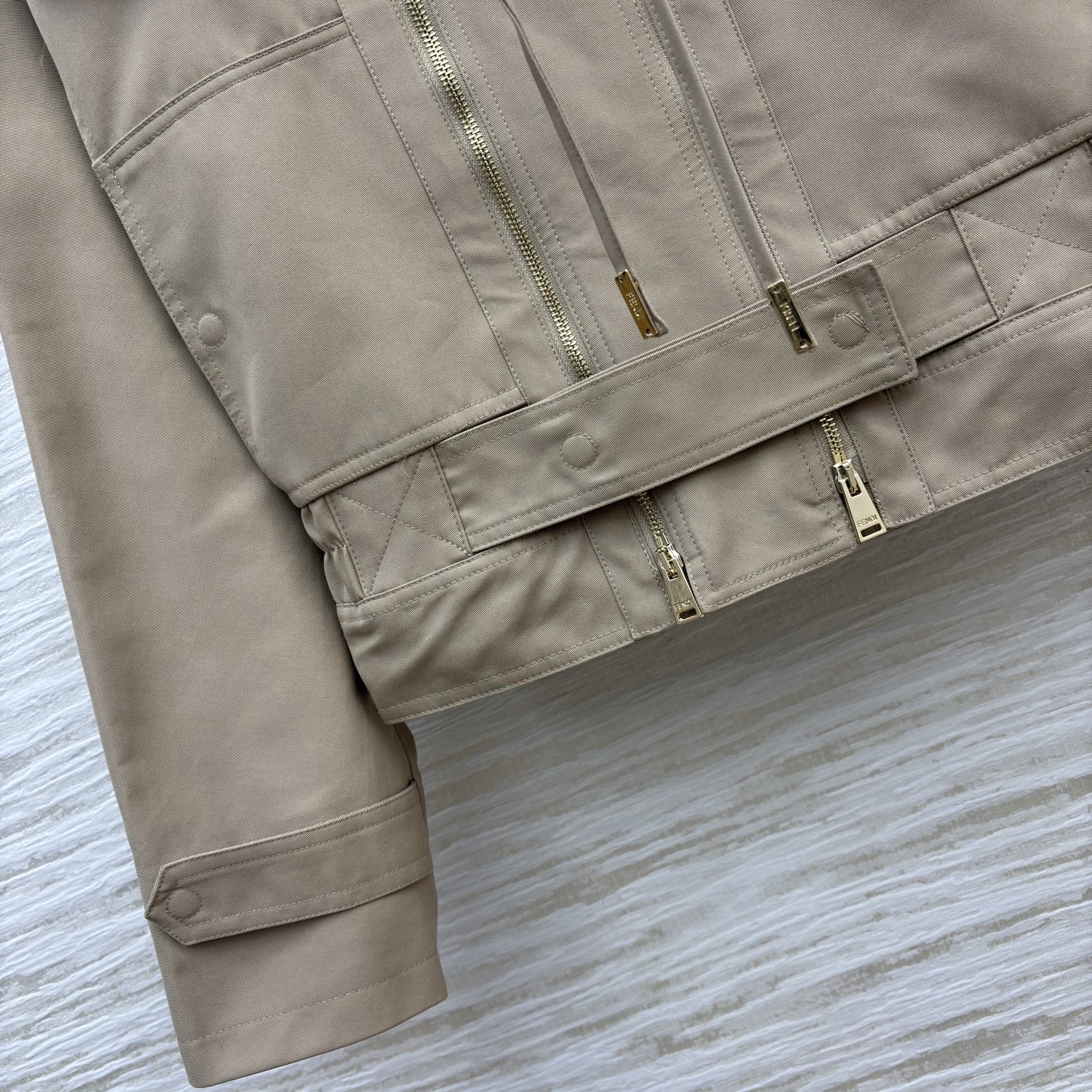 FD25系列 拼皮领连帽风衣外套 拼皮翻领 双条拉链门禁设计 风衣和工装的缠绵 兜住秋日里不刻意的时髦 