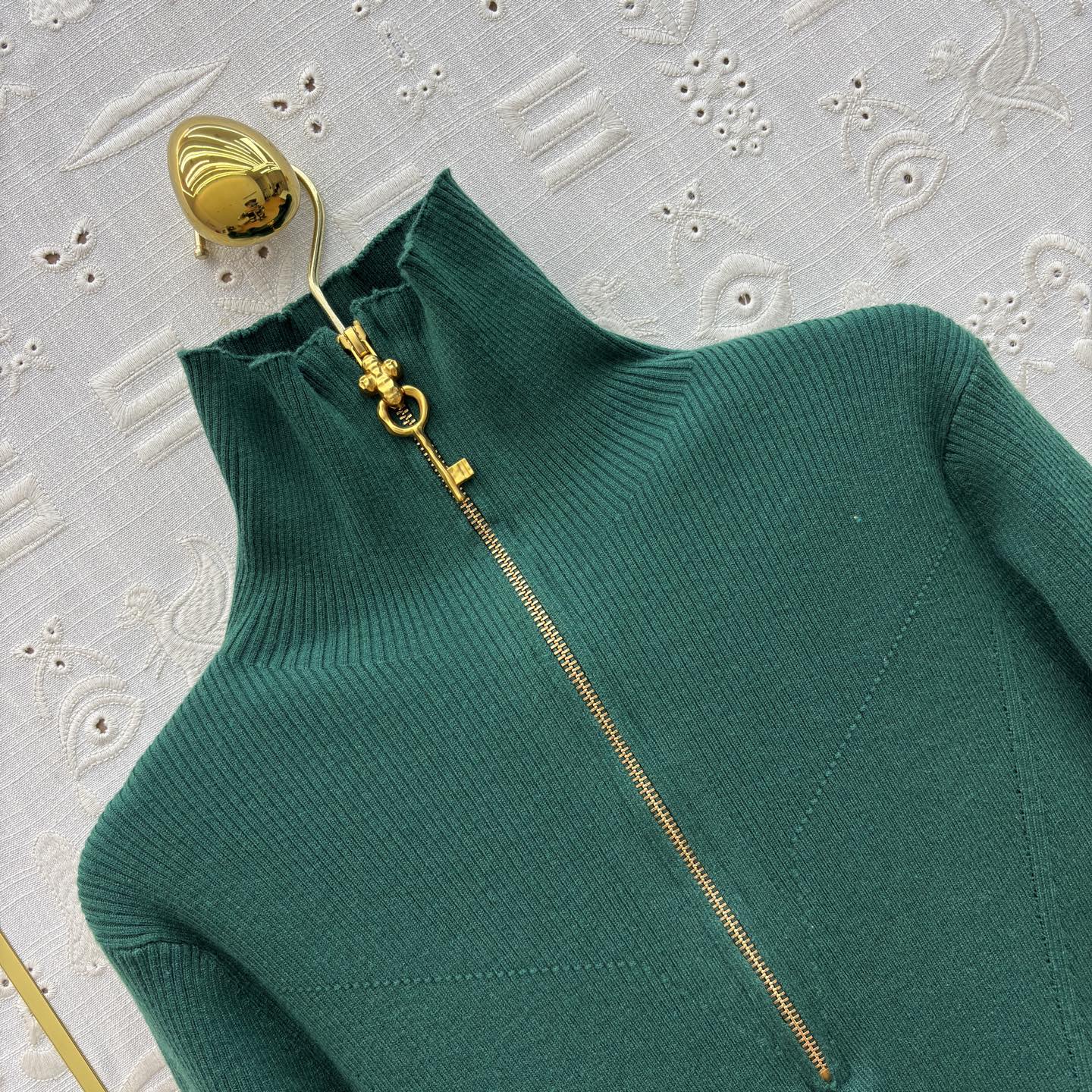 Sch 26新款 异形扣装饰针织套装 半拉链针织衫+异扣针织半裙 上身很舒适修身显瘦 又不会有紧绷感 半