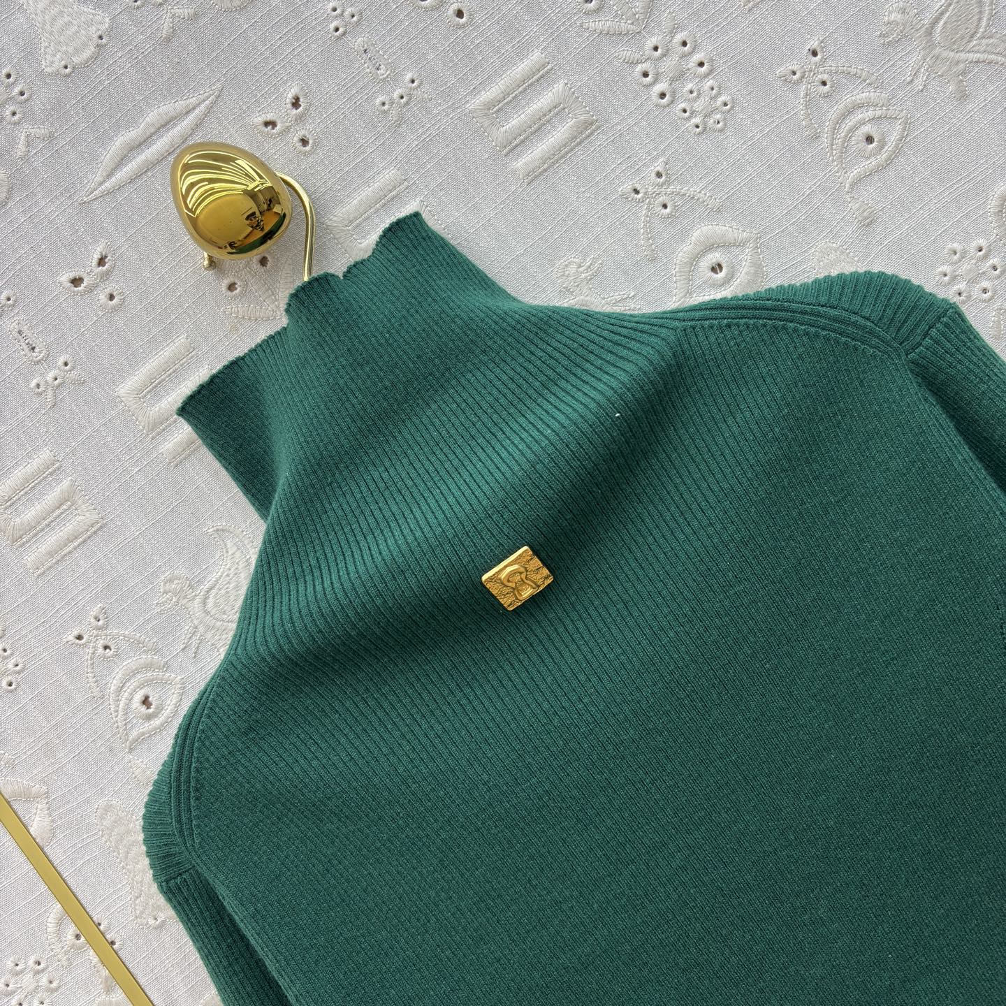 Sch 26新款 异形扣装饰针织套装 半拉链针织衫+异扣针织半裙 上身很舒适修身显瘦 又不会有紧绷感 半