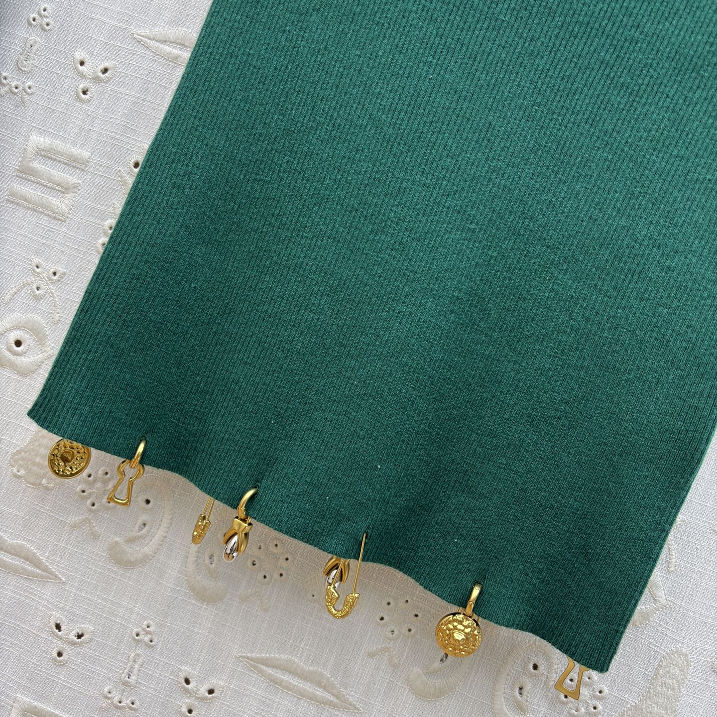 Sch 26新款 异形扣装饰针织套装 半拉链针织衫+异扣针织半裙 上身很舒适修身显瘦 又不会有紧绷感 半