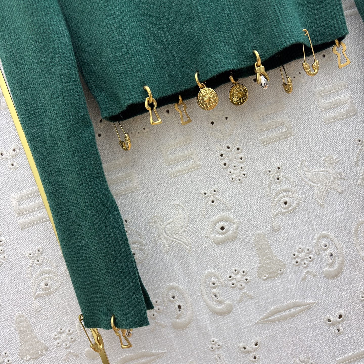 Sch 26新款 异形扣装饰针织套装 半拉链针织衫+异扣针织半裙 上身很舒适修身显瘦 又不会有紧绷感 半