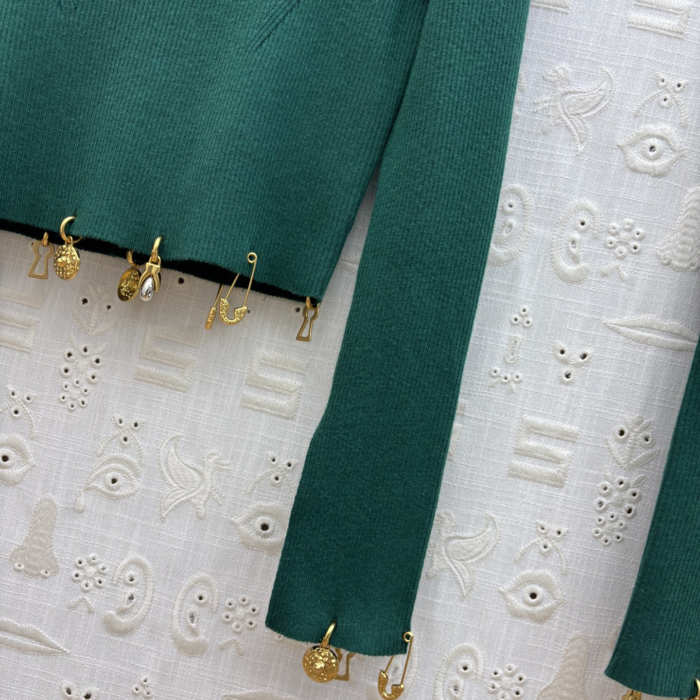 Sch 26新款 异形扣装饰针织套装 半拉链针织衫+异扣针织半裙 上身很舒适修身显瘦 又不会有紧绷感 半