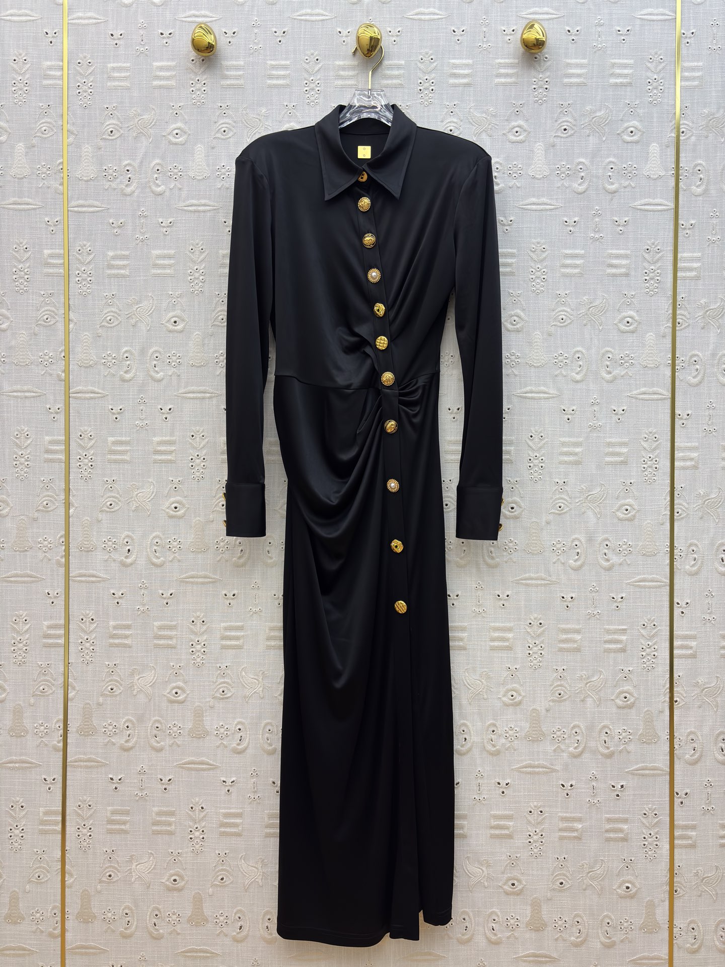 Sch26新款 异形扣翻领褶皱连衣裙 醋酸缎面自带柔光滤镜 斜排鎏异形金扣是点睛的贵气 褶皱掐出腰臀的线