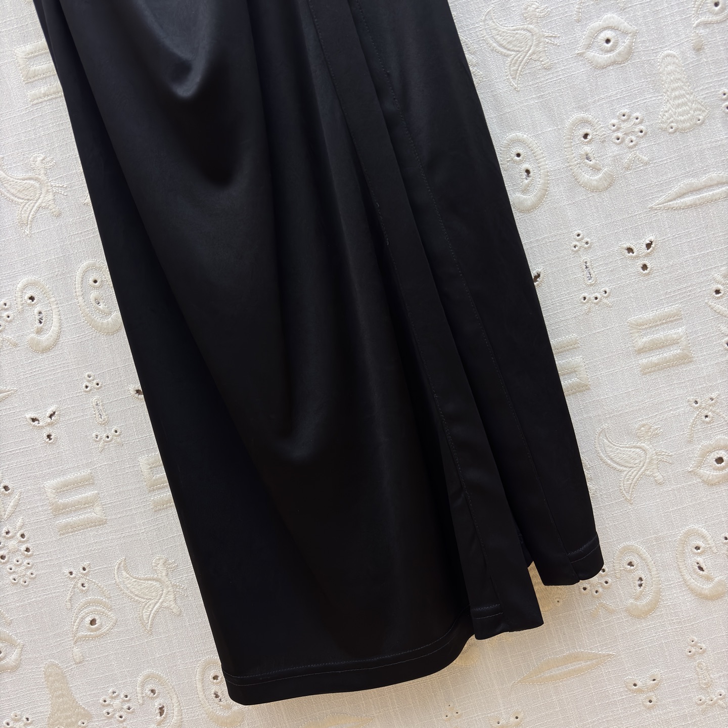 Sch26新款 异形扣翻领褶皱连衣裙 醋酸缎面自带柔光滤镜 斜排鎏异形金扣是点睛的贵气 褶皱掐出腰臀的线