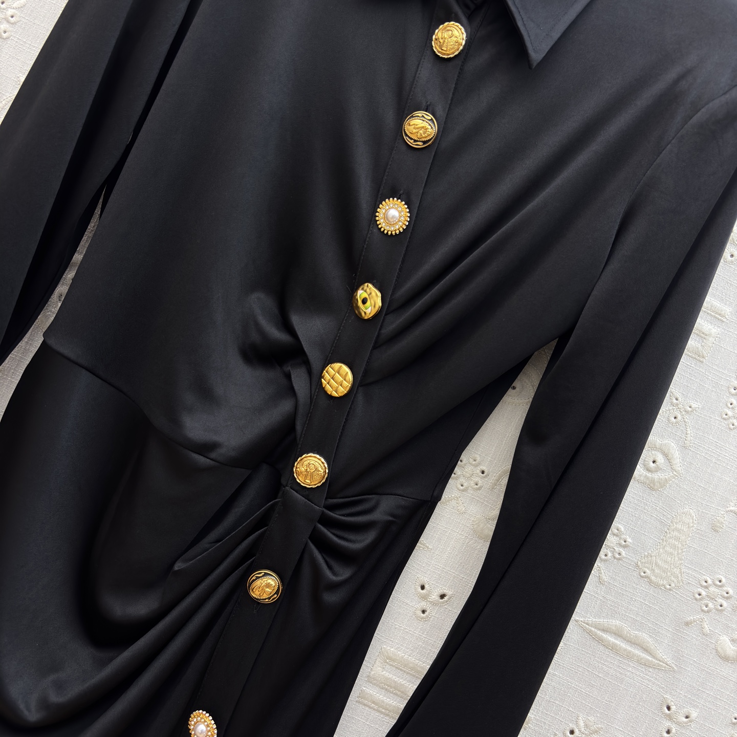 Sch26新款 异形扣翻领褶皱连衣裙 醋酸缎面自带柔光滤镜 斜排鎏异形金扣是点睛的贵气 褶皱掐出腰臀的线