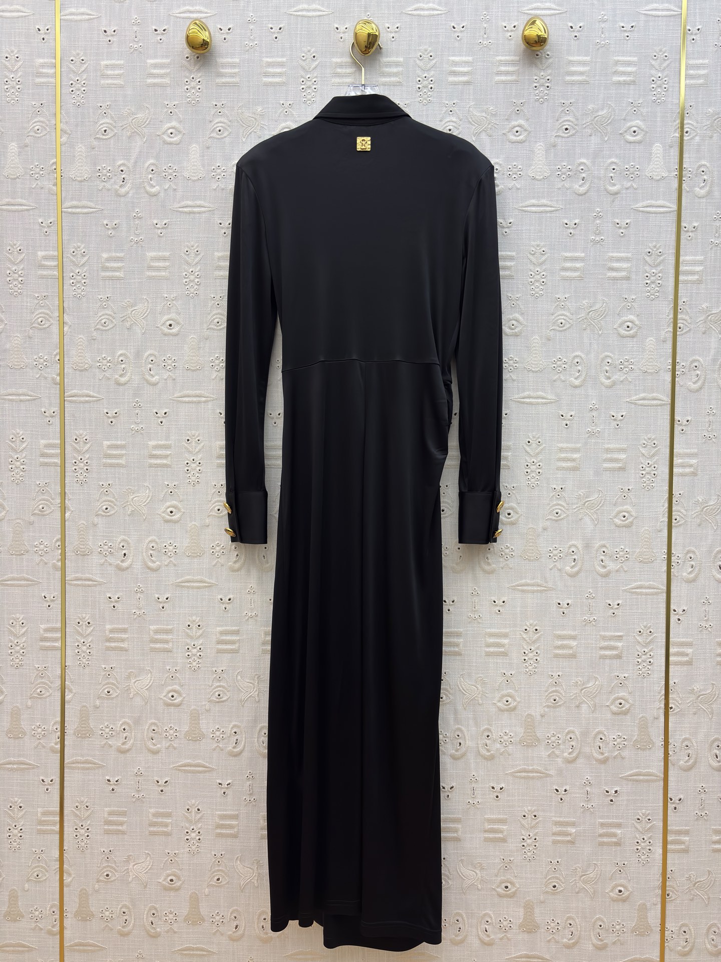 Sch26新款 异形扣翻领褶皱连衣裙 醋酸缎面自带柔光滤镜 斜排鎏异形金扣是点睛的贵气 褶皱掐出腰臀的线