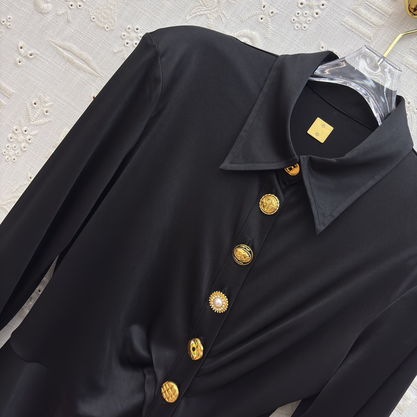 Sch26新款 异形扣翻领褶皱连衣裙 醋酸缎面自带柔光滤镜 斜排鎏异形金扣是点睛的贵气 褶皱掐出腰臀的线