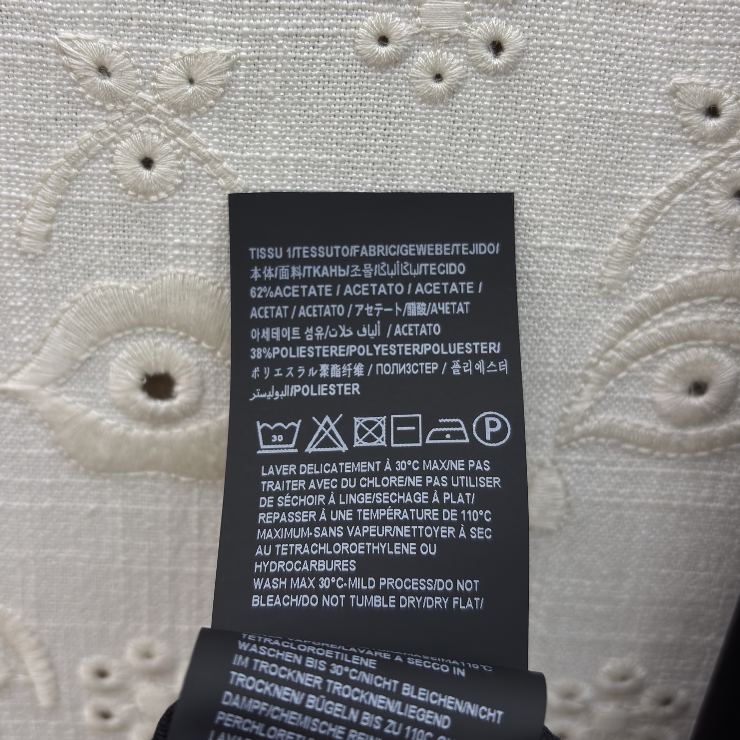 Sch26新款 异形扣翻领褶皱连衣裙 醋酸缎面自带柔光滤镜 斜排鎏异形金扣是点睛的贵气 褶皱掐出腰臀的线