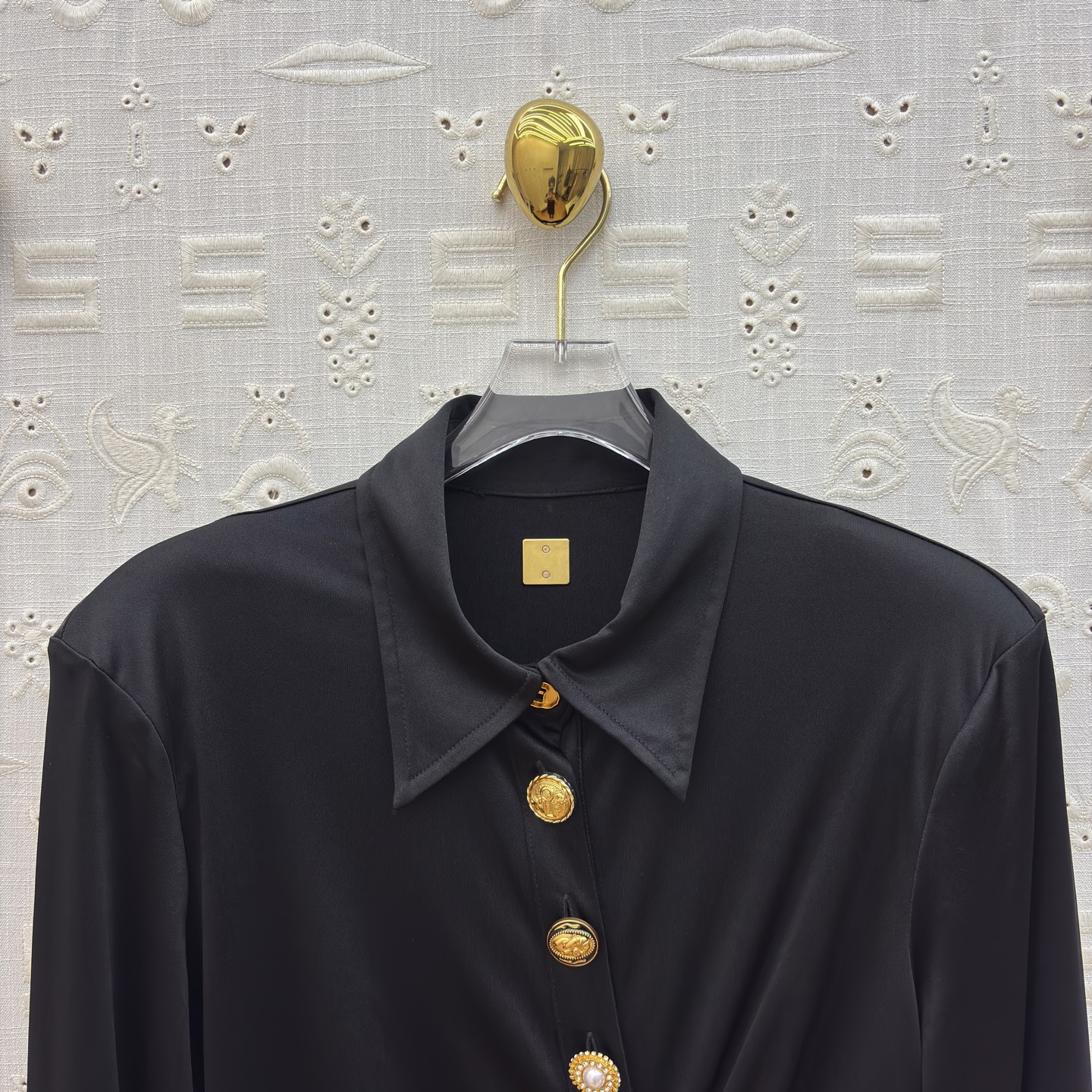 Sch26新款 异形扣翻领褶皱连衣裙 醋酸缎面自带柔光滤镜 斜排鎏异形金扣是点睛的贵气 褶皱掐出腰臀的线