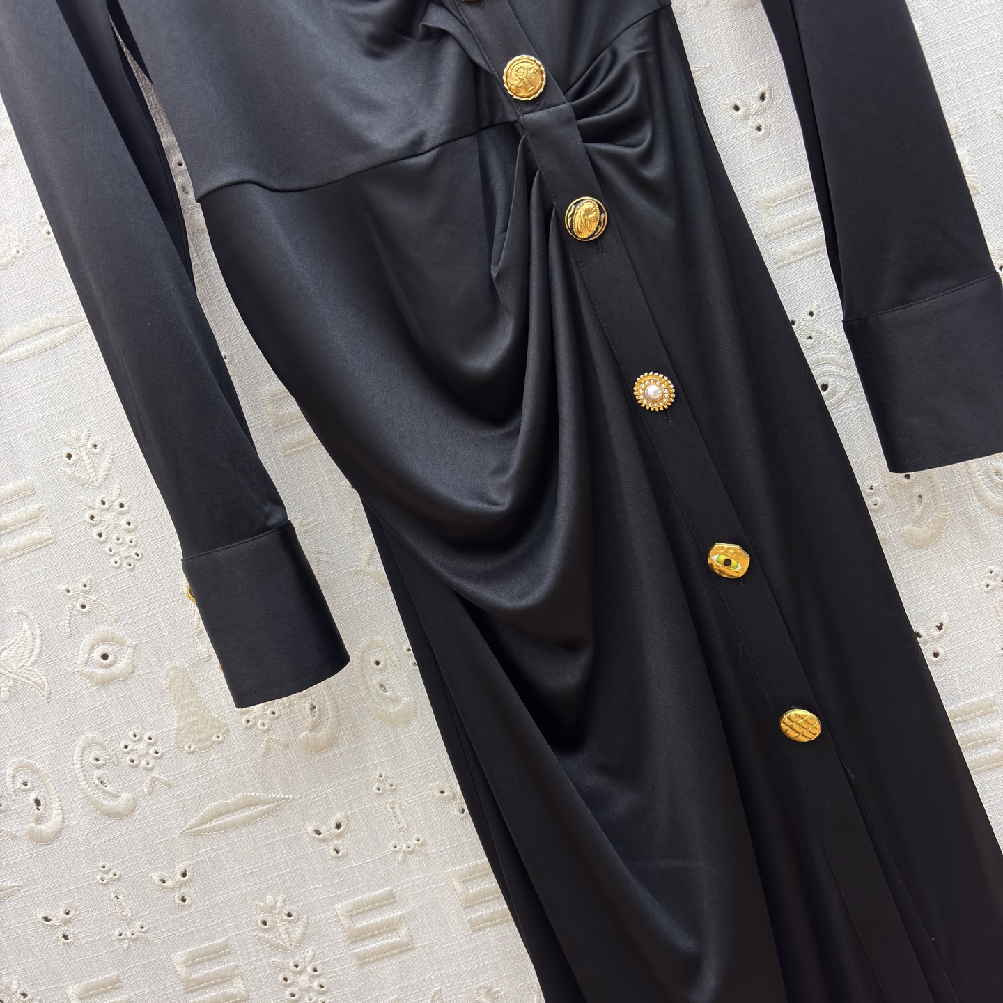 Sch26新款 异形扣翻领褶皱连衣裙 醋酸缎面自带柔光滤镜 斜排鎏异形金扣是点睛的贵气 褶皱掐出腰臀的线