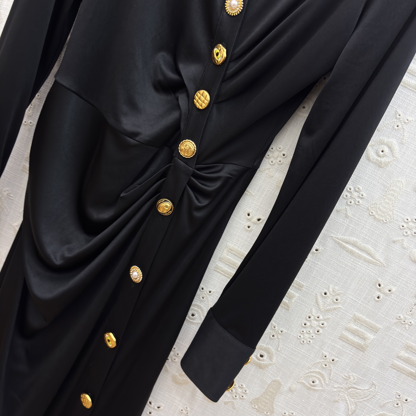 Sch26新款 异形扣翻领褶皱连衣裙 醋酸缎面自带柔光滤镜 斜排鎏异形金扣是点睛的贵气 褶皱掐出腰臀的线