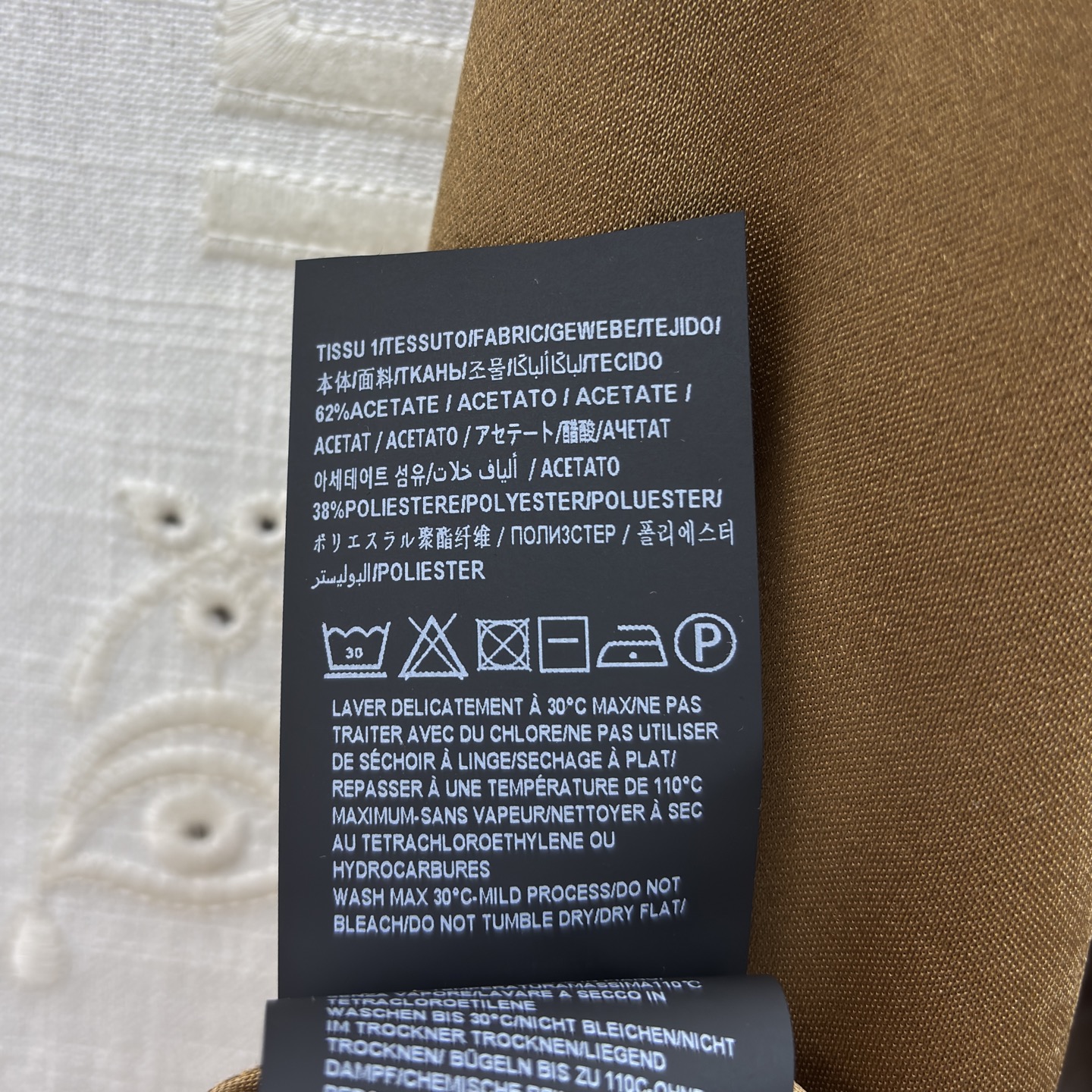 Sch26新款 异形扣翻领褶皱连衣裙 醋酸缎面自带柔光滤镜 斜排鎏异形金扣是点睛的贵气 褶皱掐出腰臀的线